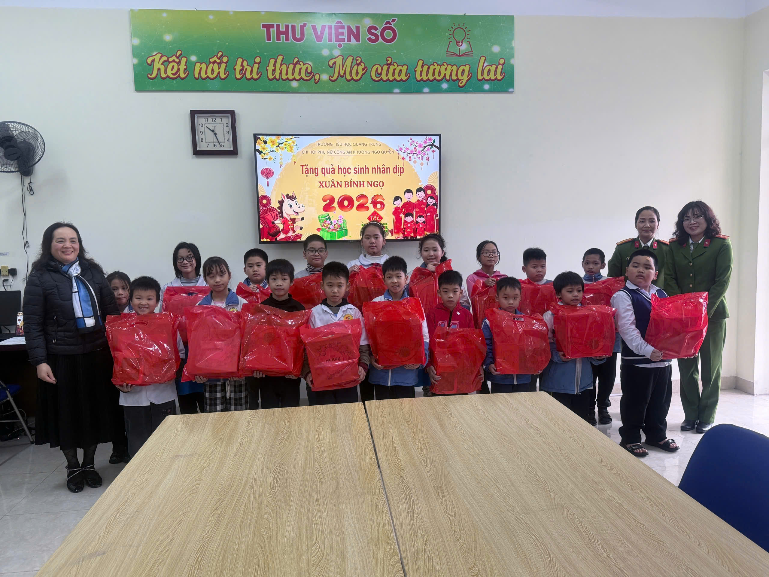 Chi hội phụ nữ Công an phường Ngô Quyền trao quà Tết cho 22 học sinh có hoàn cảnh khó khăn